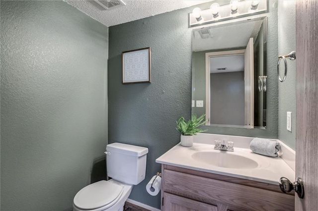 5820 NW Plantation Lane 187D, Lee's Summit, MO 64064