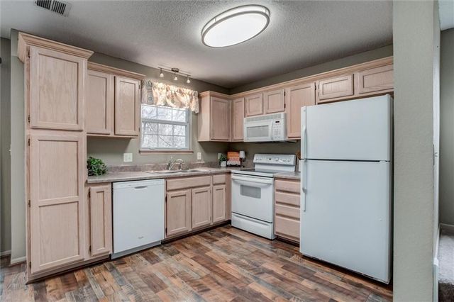 5820 NW Plantation Lane 187D, Lee's Summit, MO 64064