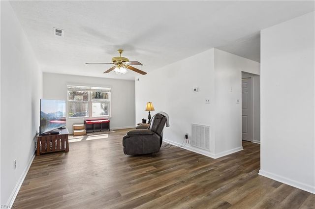 686 Trails LN, Newport News, VA 23608