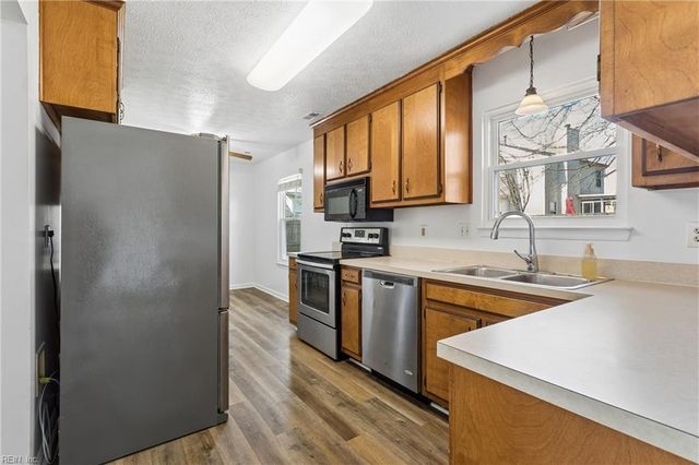 686 Trails LN, Newport News, VA 23608