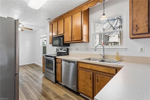 686 Trails LN, Newport News, VA 23608