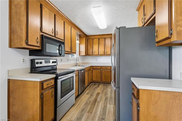 686 Trails LN, Newport News, VA 23608