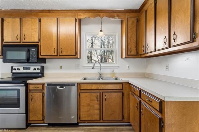 686 Trails LN, Newport News, VA 23608