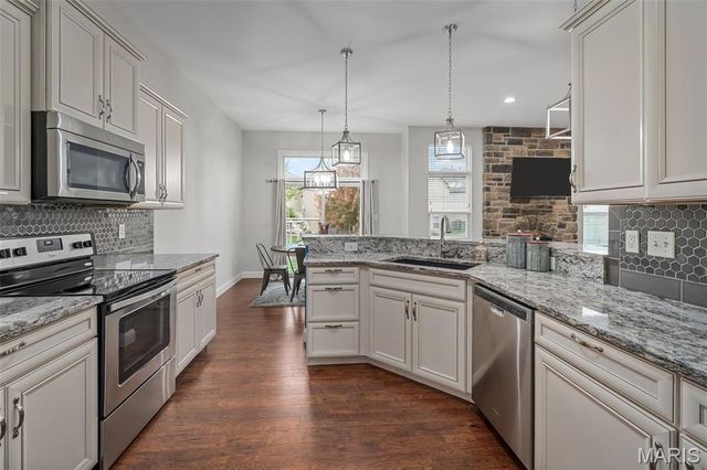 240 Victoria Park Avenue, Wentzville, MO 63385