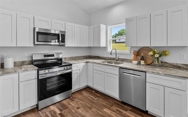 421 E Raleigh Avenue, Liberty, NC 27298