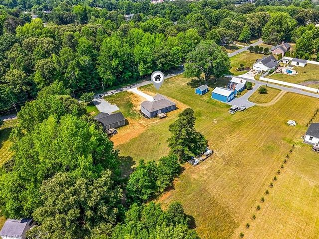 421 E Raleigh Avenue, Liberty, NC 27298