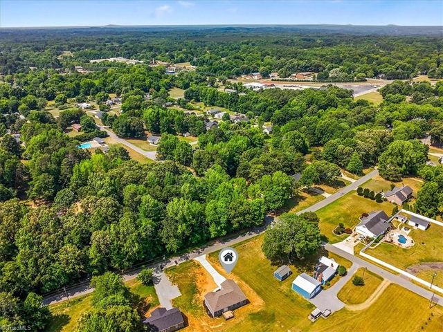421 E Raleigh Avenue, Liberty, NC 27298