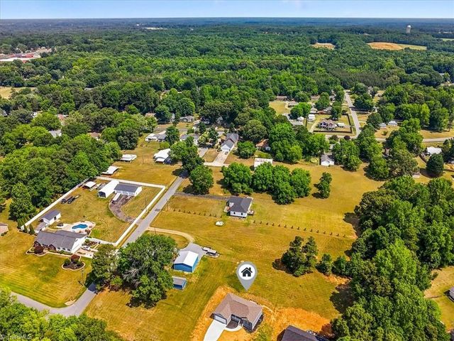 421 E Raleigh Avenue, Liberty, NC 27298