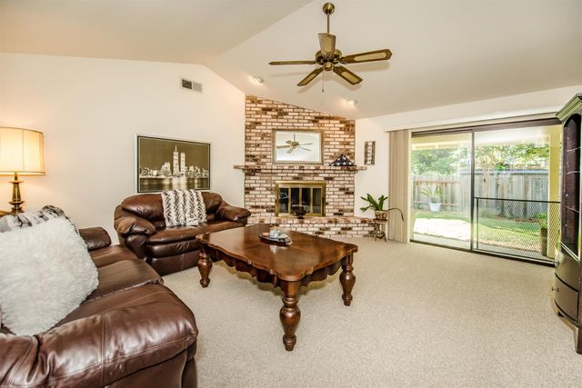 725 Fairview Dr, Woodland, CA 95695