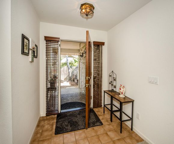 725 Fairview Dr, Woodland, CA 95695