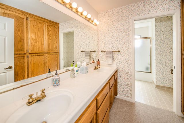 725 Fairview Dr, Woodland, CA 95695