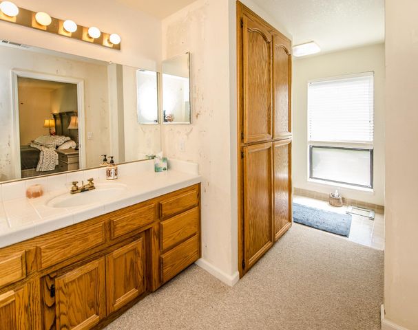 725 Fairview Dr, Woodland, CA 95695