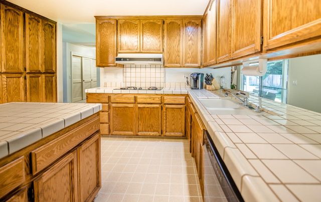 725 Fairview Dr, Woodland, CA 95695