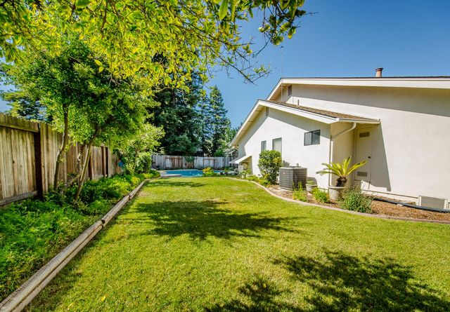 725 Fairview Dr, Woodland, CA 95695