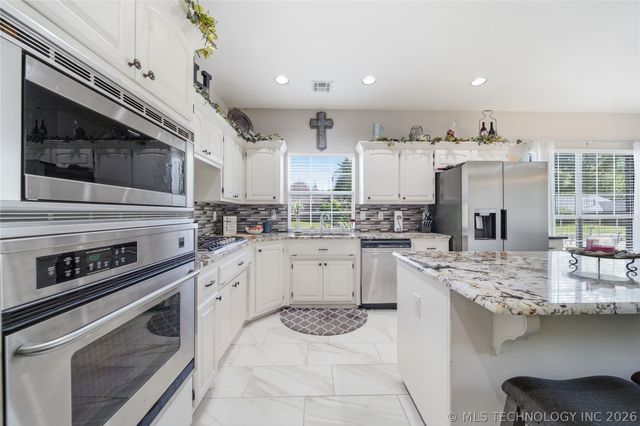 1812 S Dogwood Place, Broken Arrow, OK 74012