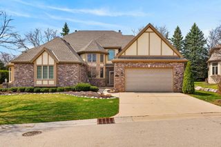 8623 Country Club DRIVE, Franklin, WI 53132