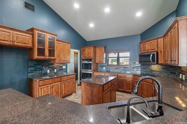 1611 Saddlewood Blvd, Kerrville, TX 78028