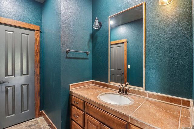 1611 Saddlewood Blvd, Kerrville, TX 78028