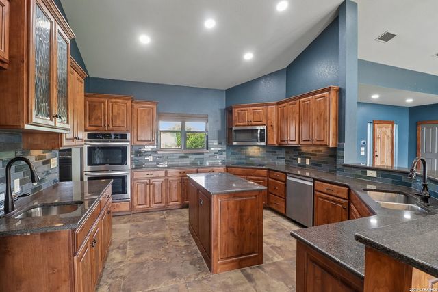 1611 Saddlewood Blvd, Kerrville, TX 78028