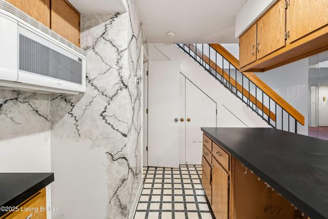 340 Crescent Spring Dr, Louisville, KY 40206