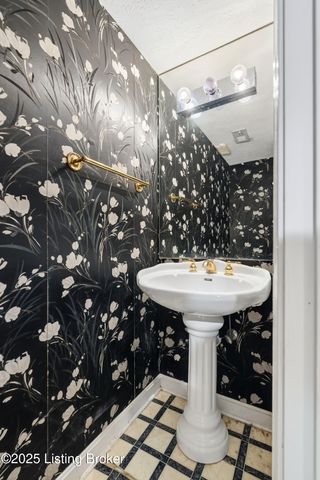 340 Crescent Spring Dr, Louisville, KY 40206