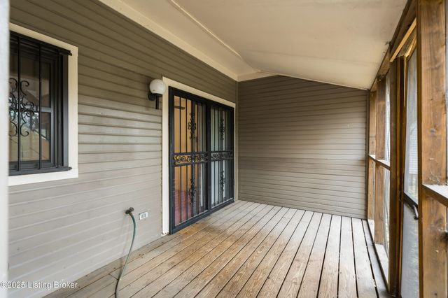 340 Crescent Spring Dr, Louisville, KY 40206