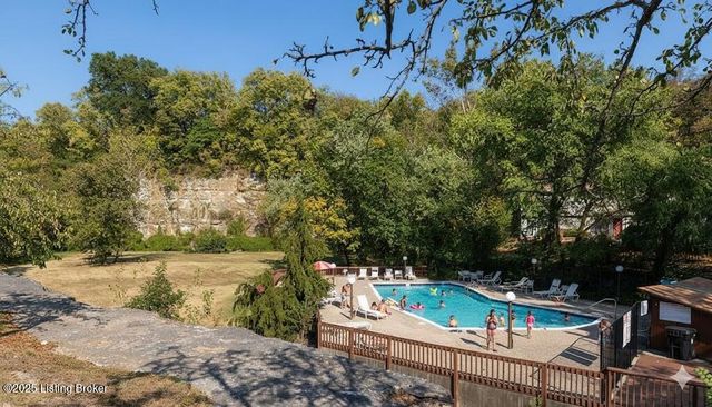 340 Crescent Spring Dr, Louisville, KY 40206