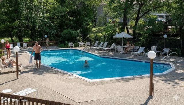 340 Crescent Spring Dr, Louisville, KY 40206