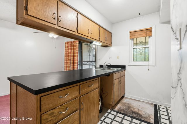 340 Crescent Spring Dr, Louisville, KY 40206