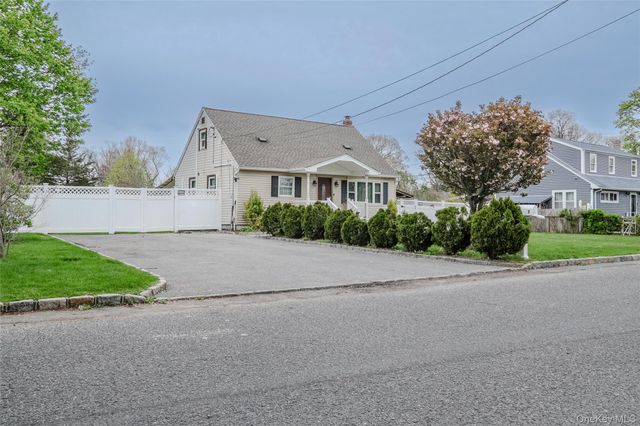 7 Oak Street, Brentwood, NY 11717
