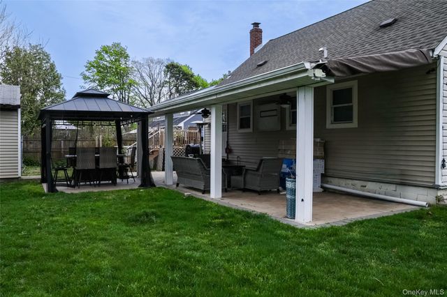 7 Oak Street, Brentwood, NY 11717