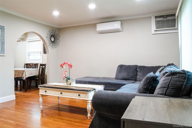 7 Oak Street, Brentwood, NY 11717
