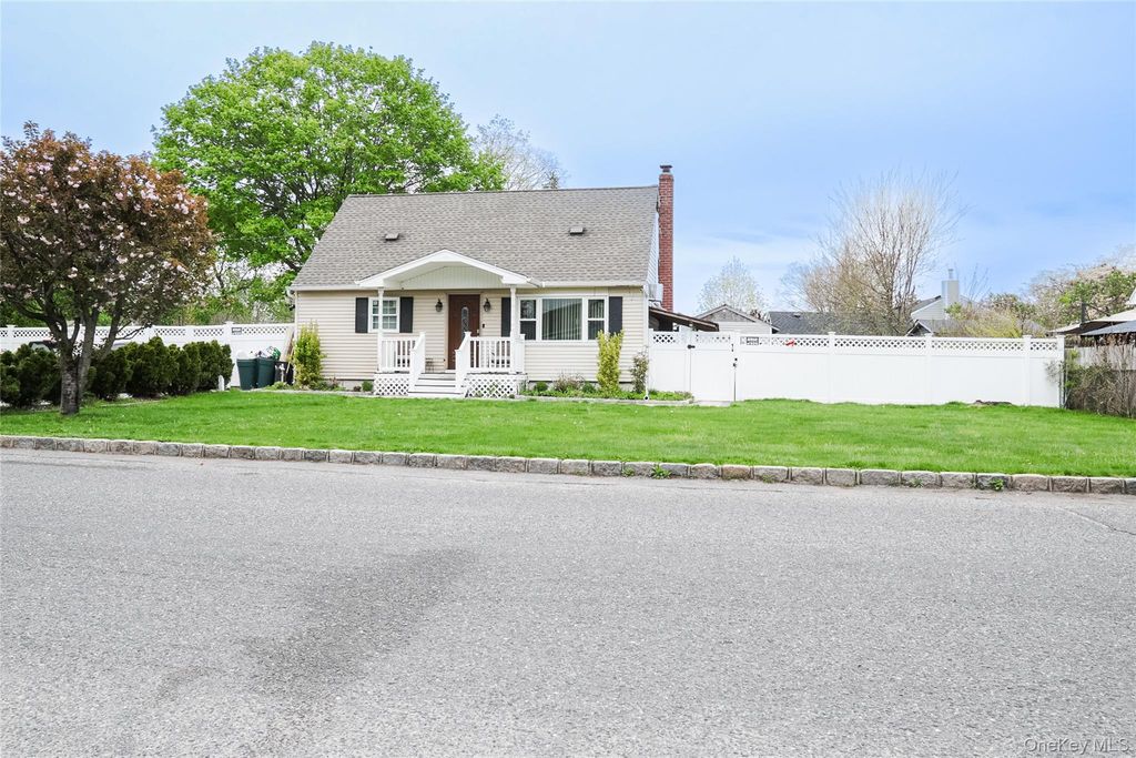 7 Oak Street, Brentwood, NY 11717
