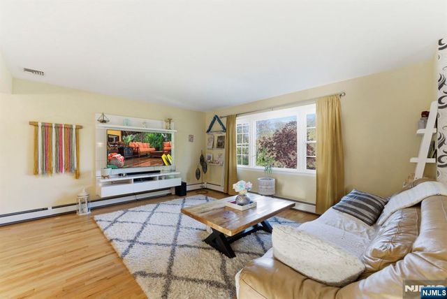 29 Albertine Place, West Milford, NJ 07438