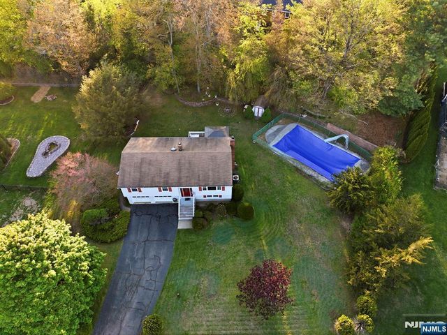 29 Albertine Place, West Milford, NJ 07438