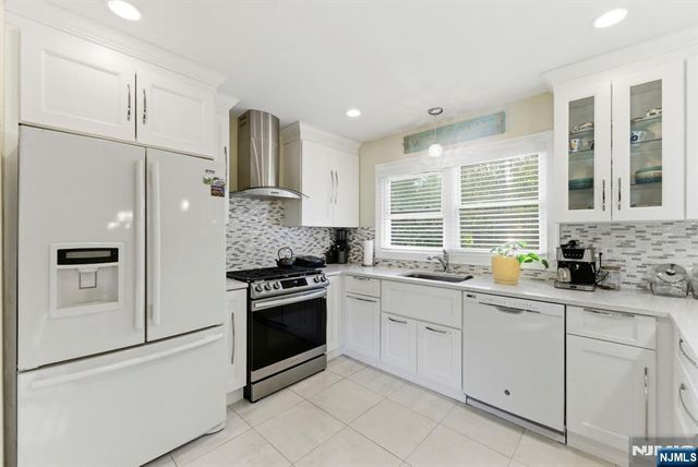 29 Albertine Place, West Milford, NJ 07438