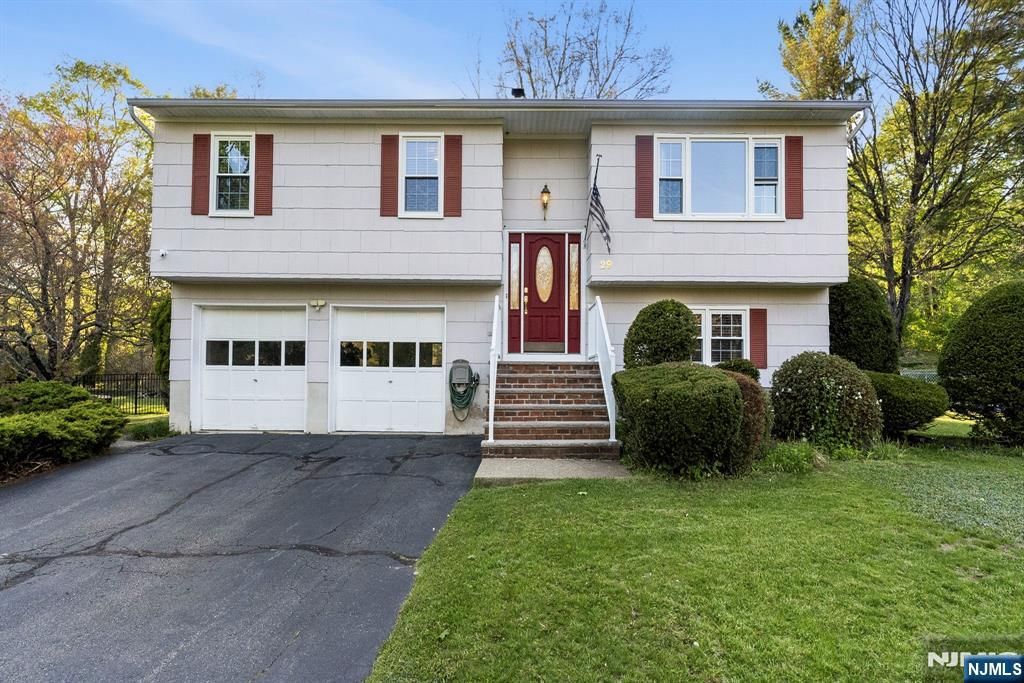 29 Albertine Place, West Milford, NJ 07438