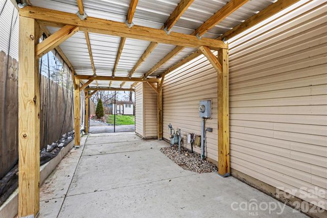 7515 Woodknoll Drive, Charlotte, NC 28217