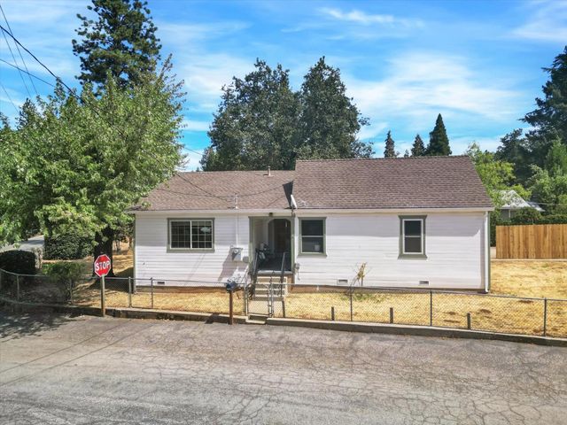 13207 Ridge Rd, Grass Valley, CA 95945