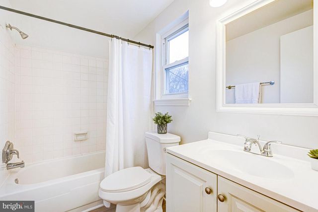 214 DARWIN DR, Newark, DE 19711