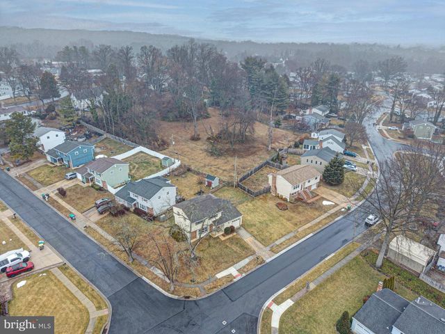 214 DARWIN DR, Newark, DE 19711