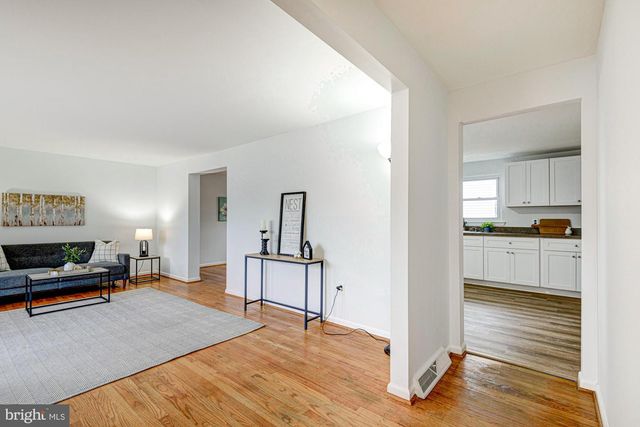 214 DARWIN DR, Newark, DE 19711