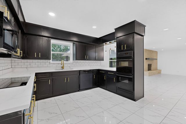 2821 Mccarley Drive, Commerce, TX 75428