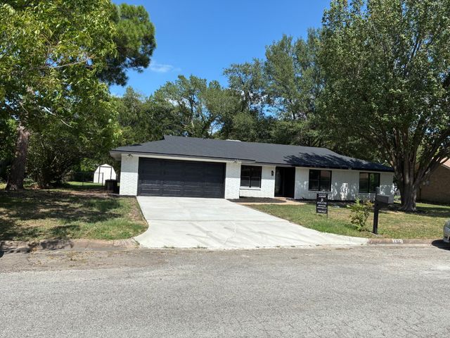 2821 Mccarley Drive, Commerce, TX 75428