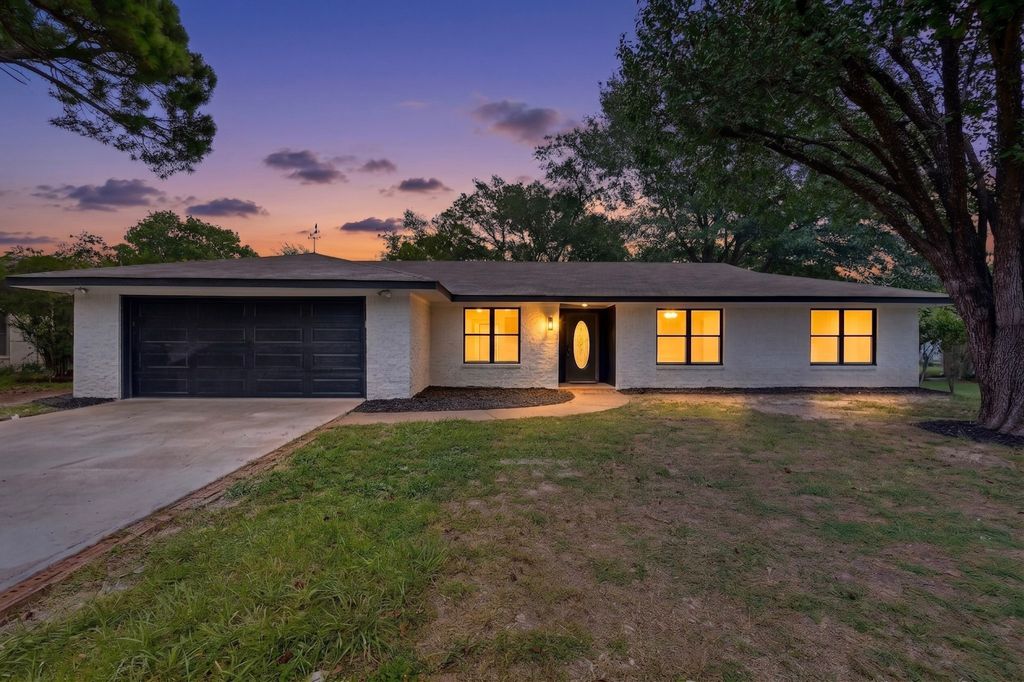 2821 Mccarley Drive, Commerce, TX 75428