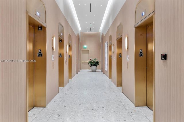 77 SE 5th St 4106, Miami, FL 33131