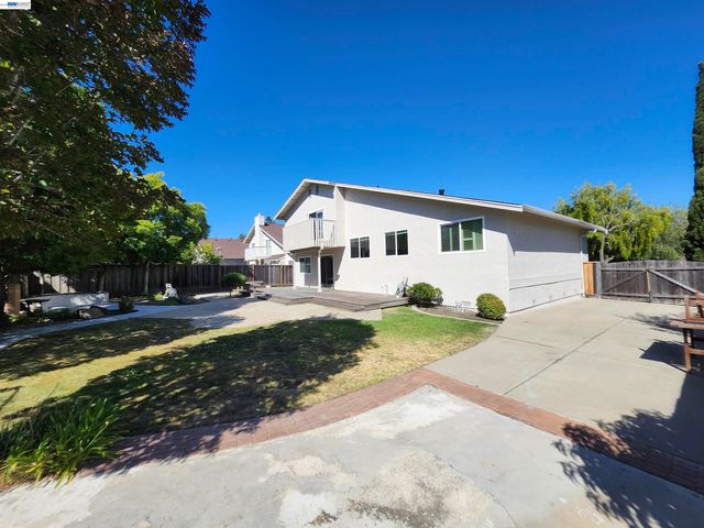 18775 E Cavendish Dr, Castro Valley, CA 94552