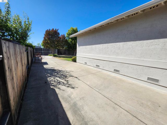 18775 E Cavendish Dr, Castro Valley, CA 94552