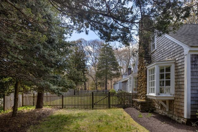 12 Noyes Ave, Mattapoisett, MA 02739