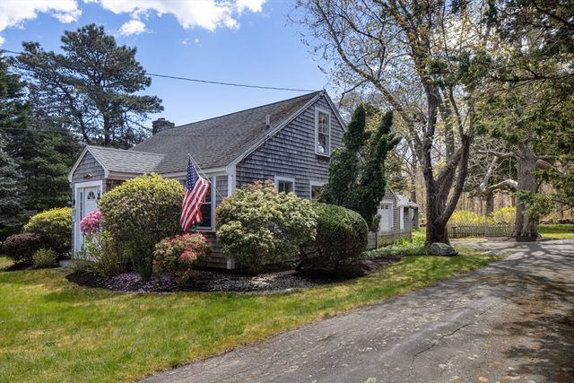 12 Noyes Ave, Mattapoisett, MA 02739